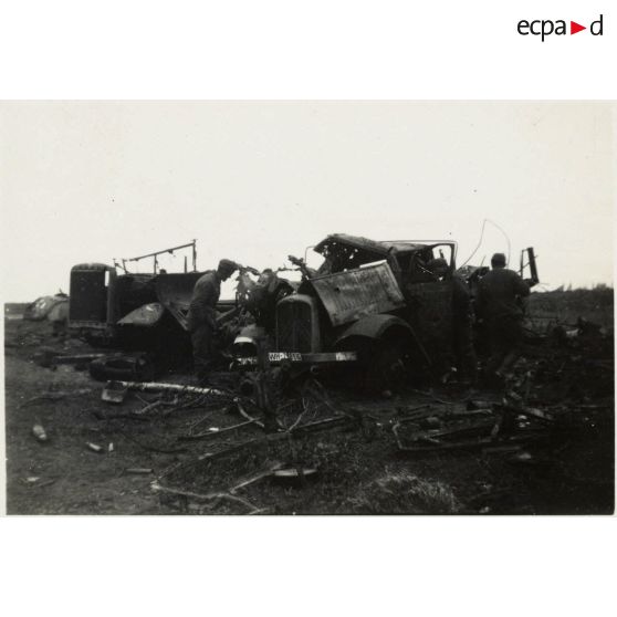 [Des camions de l'armée de Terre allemande avec de gauche à droite un Henschel Type 33 et un camion de "prise" Citroën].