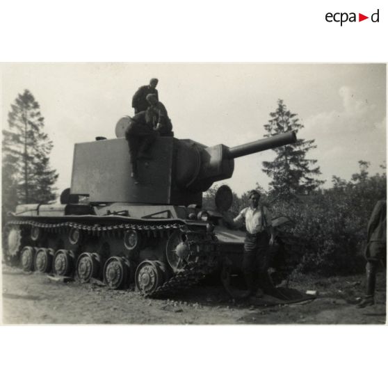 [Un blindé KV2 de l'Armée rouge en panne ou détruit].