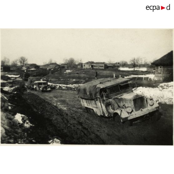 [Un camion allemand "Einheit Diesel" progresse lentement dans la boue].