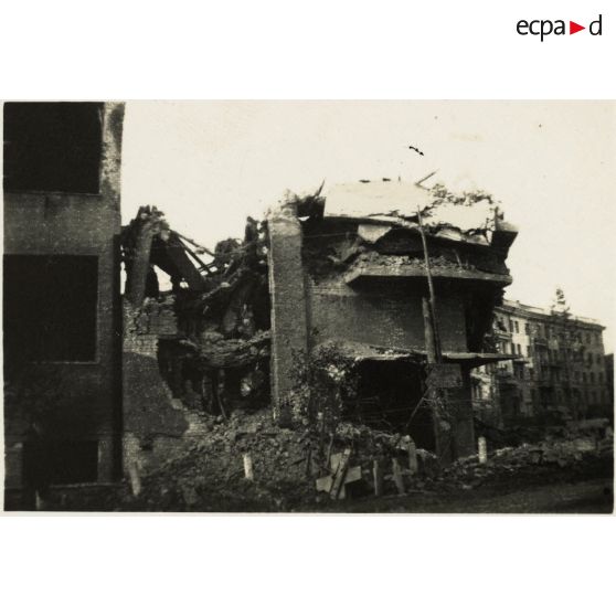 [Sur le front de l'Est, les ruines d'une ville].