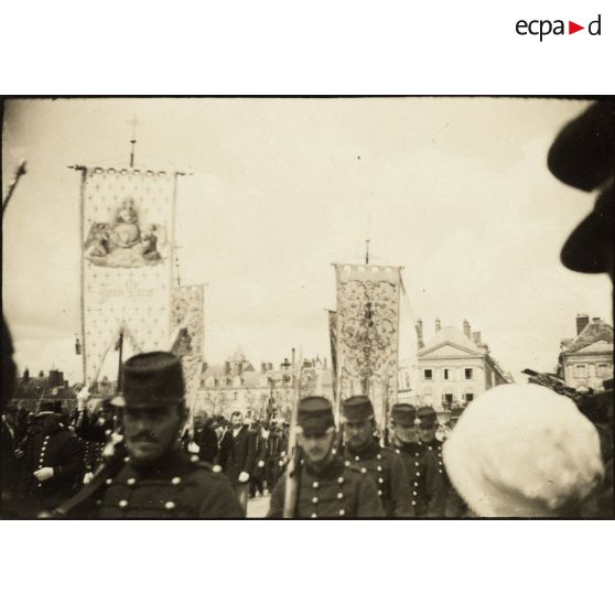[Défilé militaire en ville].