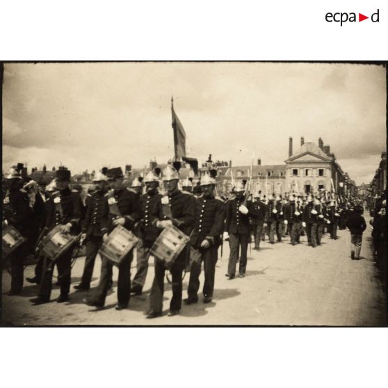 [Défilé militaire en ville].