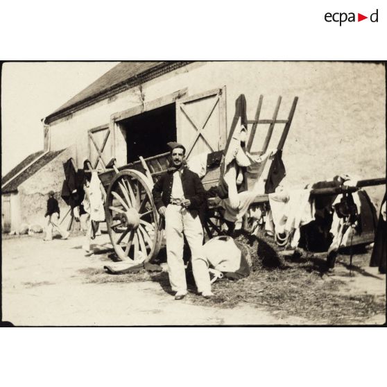 [Portrait d'un soldat devant une ferme].