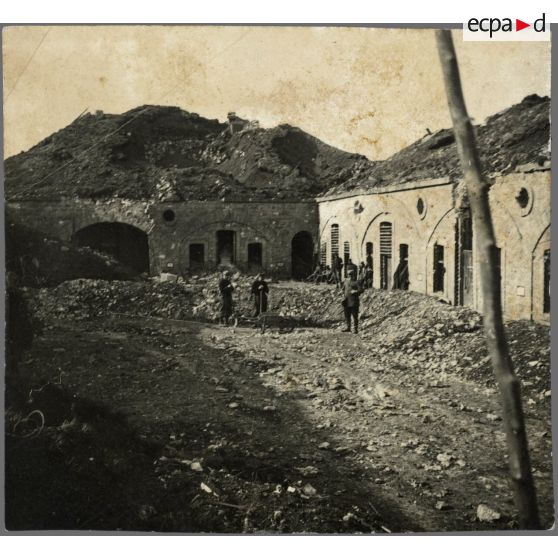Cour intérieure du fort des Paroches. [légende d'origine]