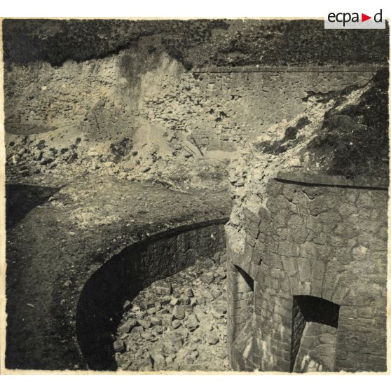 Fossé, fort de Troyon. [légende d'origine]