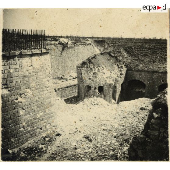 Coffres de contrescarpe, fort de Troyon. [légende d'origine]