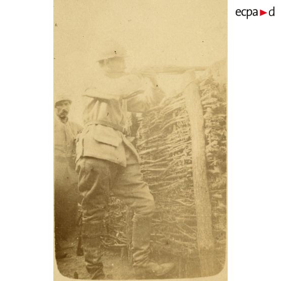 Pose pour l'objectif. [légende d'origine]
