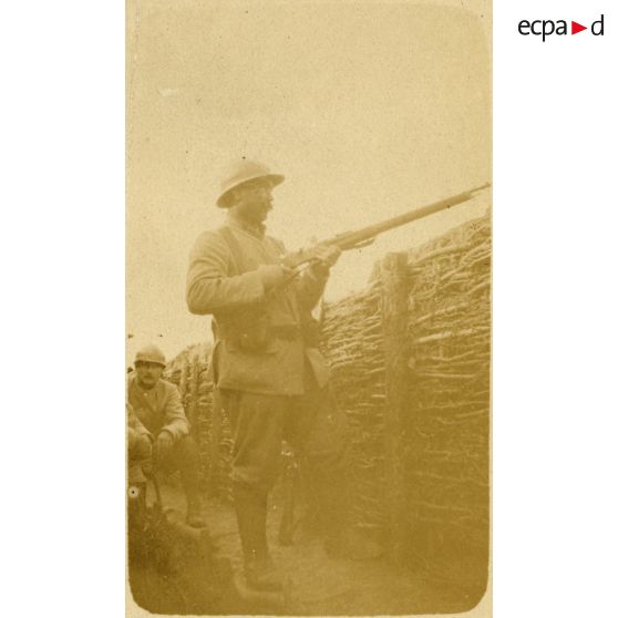 Poilu s'apprêtant à tirer. [légende d'origine]