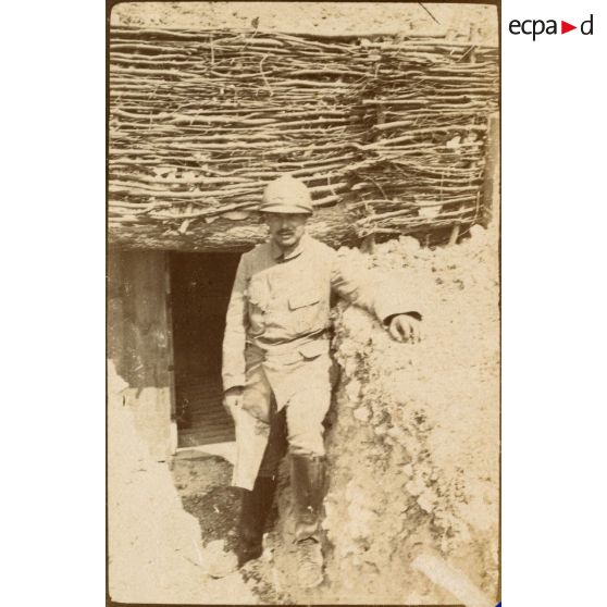 [Un soldat dans une tranchée].