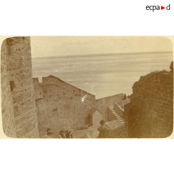 [Vue depuis les remparts du Mont St-Michel (Manche)].
