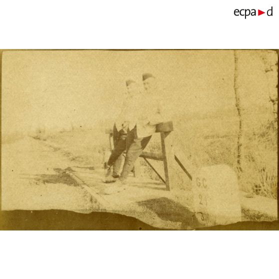 [Deux soldats sur le bord d'une route].