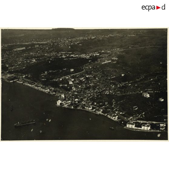 Vue sur le Bosphore, prise à 2000 mètres. [légende d'origine]
