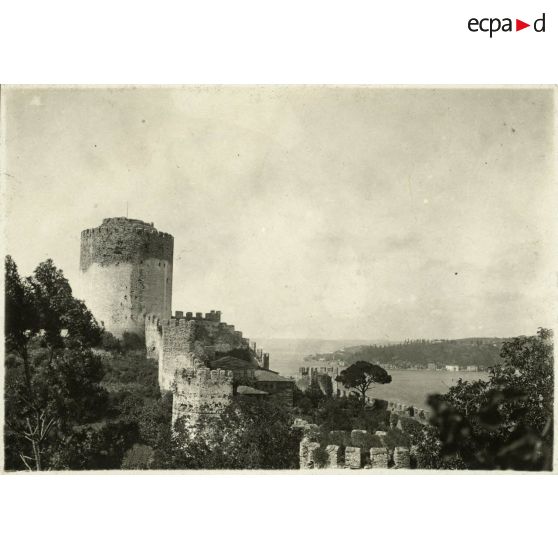 Tours construites par Mehmet II sur le Bosphore. [légende d'origine]