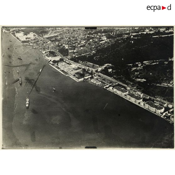 Vue sur le Bosphore. [légende d'origine]