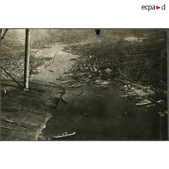 Aspects de la Corne d'Or en avion. [légende d'origine]