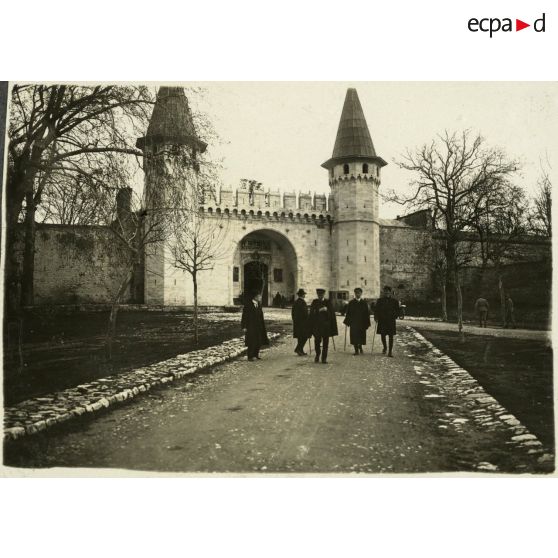 La porte Auguste - Entrée du Palais du vieux Sérail. [légende d'origine]