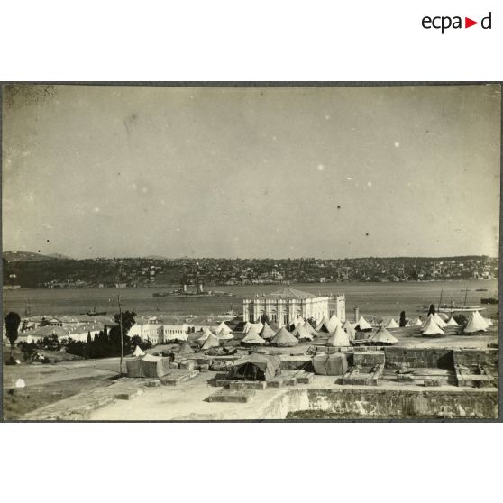 Le Bosphore - campement turc sur la côte d'Europe. En face Sentari [?] sur la cote d'Asie. [légende d'origine]