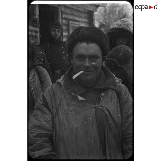 Medyn - Woronov. [Portrait d'un homme, derrière lui, des soldats allemands]. [Description en cours]