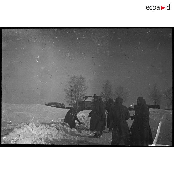Medyn - Woronov. [Un groupe de soldats qui déblaient la neige sur une route]. [Description en cours]