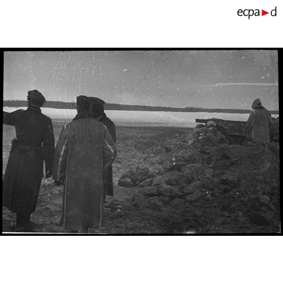 Medyn - Woronov. [Officiers, de dos, observant l'horizon]. [Description en cours]