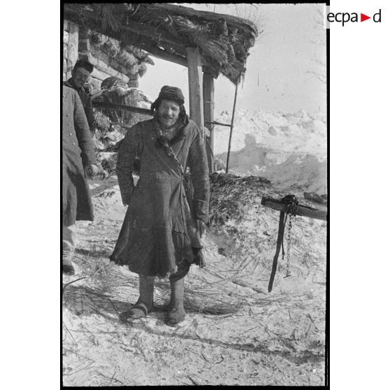 Medyn - Woronov. [Portrait d'un homme devant un abri à la montagne]. [Description en cours]