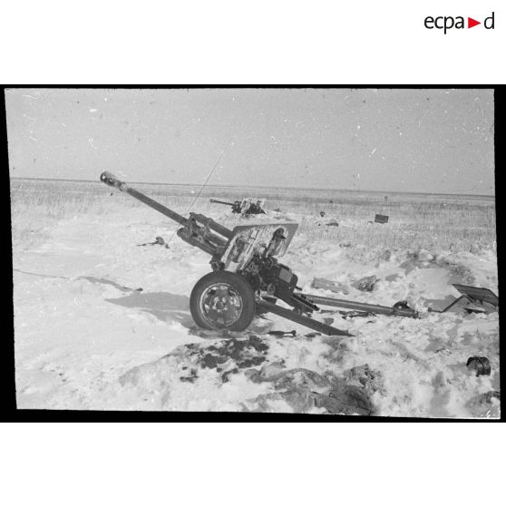 Ljudjnowo - Rhew. [Canons dans la neige]. [Description en cours]