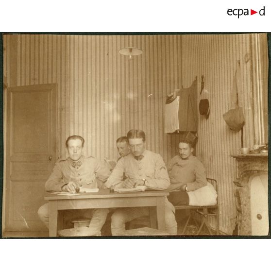 Mais travaillent aussi. [légende d'origine]