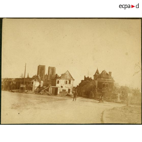 La grande place de Noyon et la cathédrale (Sept 1918). [légende d'origine]