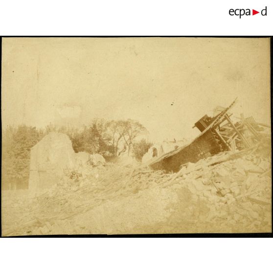 Ce qui reste de l'église de Nesle (Sept 1918). [légende d'origine]