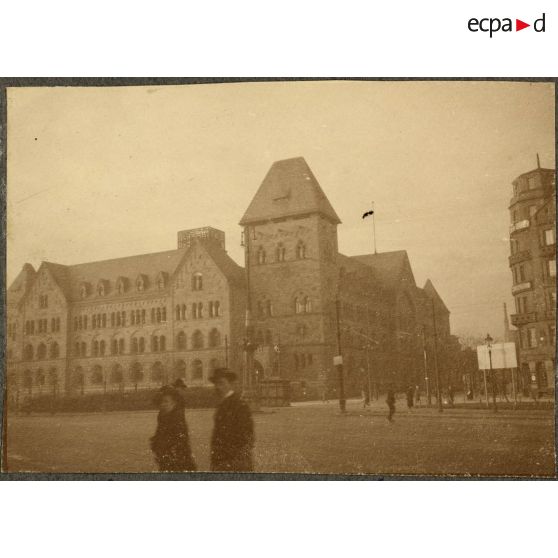 Le bureau central des postes à Metz. [légende d'origine]
