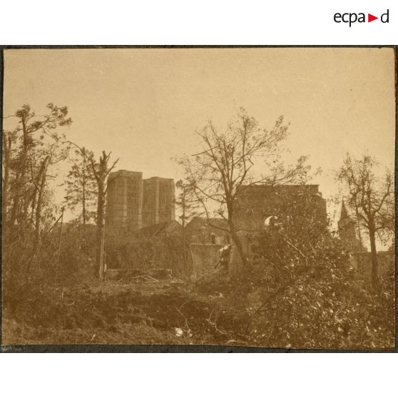 Les tours de la cathédrale de Noyon. [légende d'origine]