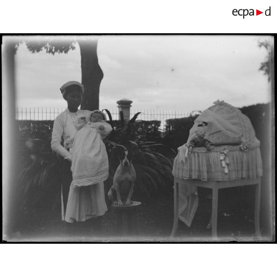 [La nourrice vietnamienne tenant bébé].<br>