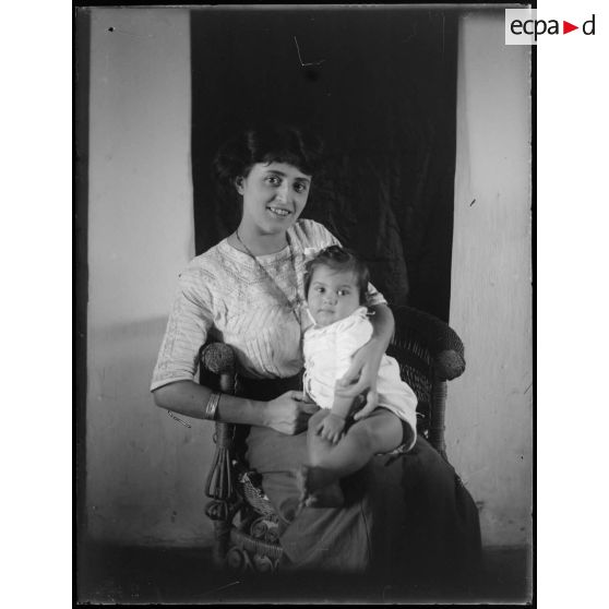 [Madame et bébé dans un fauteuil].<br>