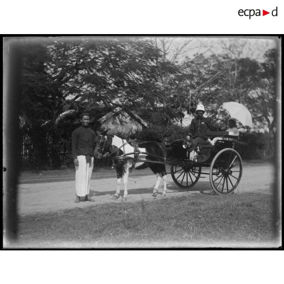 [Monsieur et madame dans une carriole conduite par un boy au Tonkin].<br>