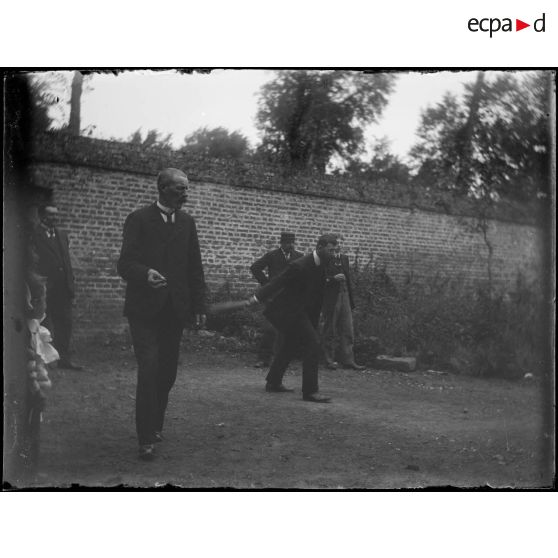 [Le jeu de boules ou de quilles ?].<br>