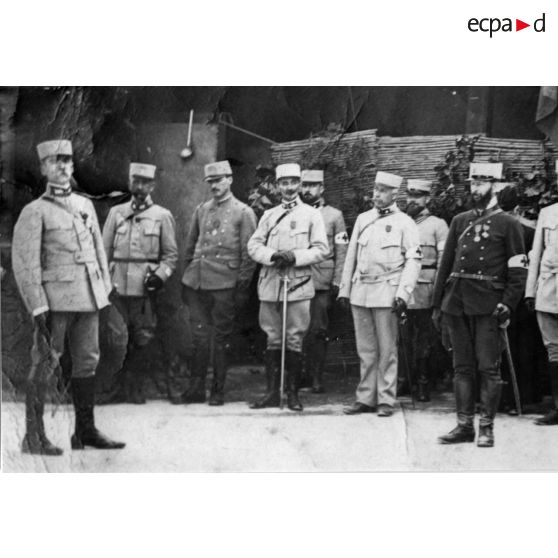 [Remise de la croix de guerre au commandant Louis Vaillant en 1917].