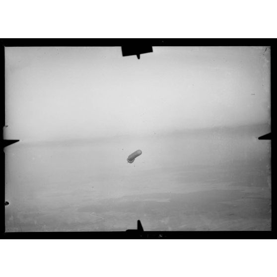 [Saucisse en vol vue d'avion].