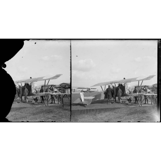 [Bébé Nieuport sur le terrain entouré de pilotes et observateurs].