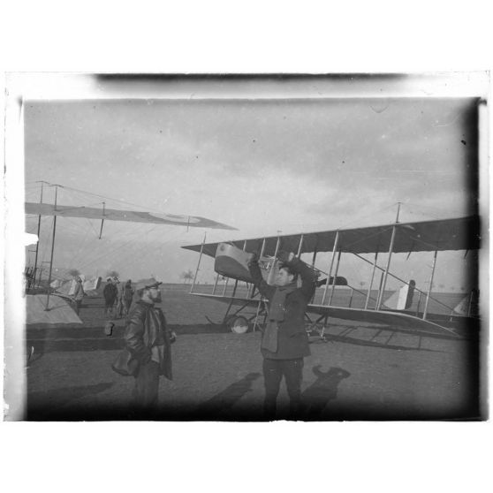 [Aviateurs devant avions Farman].