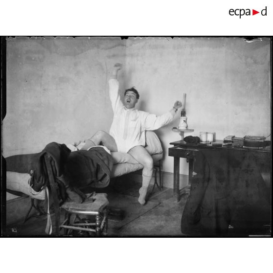 [Le lever du lieutenant Luc-Pupat : étirement et bâillement].