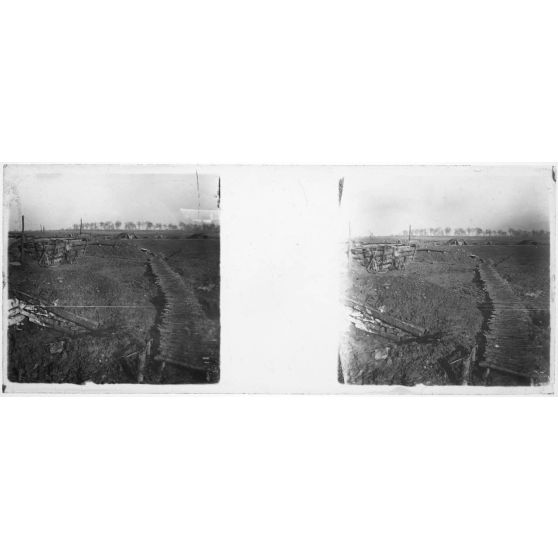 [Chemin de caillebotis dans les tranchées].<br>