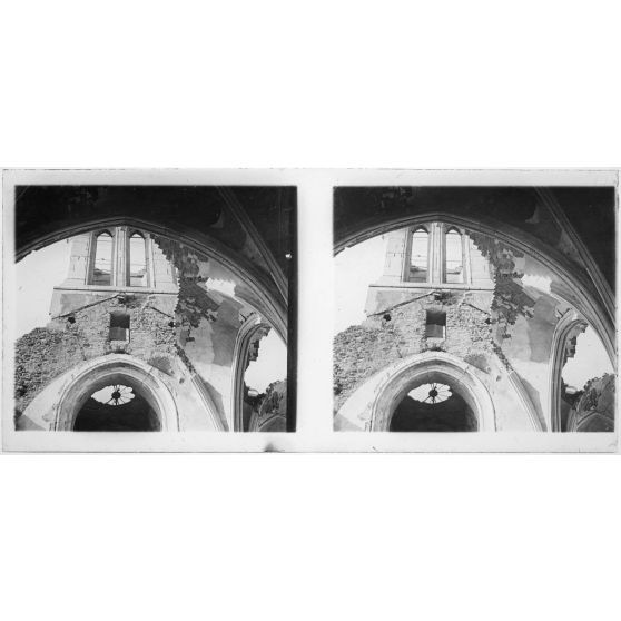 [Eglise endommagée par les bombardements].<br>