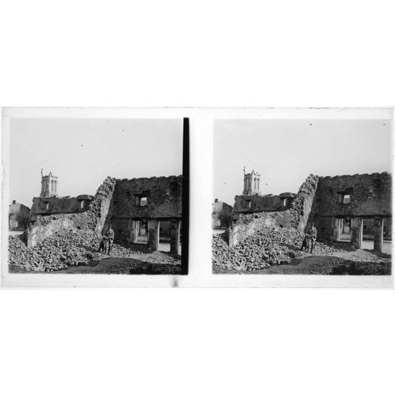 [Eglise endommagée par les bombardements].<br>