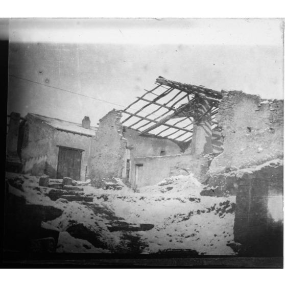[Maison en ruine enneigée].<br>