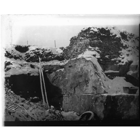 [Fort en ruine enneigé].<br>