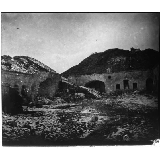 [Fort en ruine enneigé].<br>