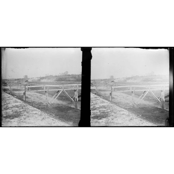 Pont détruit par les Boches, sur le canal du Nord, près Catigny. Tous les ponts sont détruits comme celui-ci. [légende d'origine]<br>
