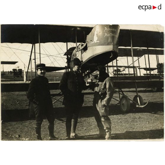 Centre d’aviation de Toul. Capitaine Watt devant son appareil [Farman MF 11 Advance Australia dont le nez est orné d’un kangourou] avec le lieutenant Luc-Pupat. [légende d'origine]
