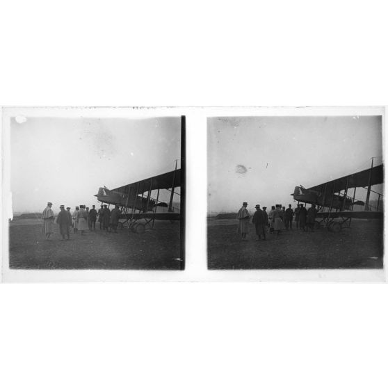Rassemblement de personnalités devant l'avion du capitaine Watt (kangourou). [légende d'origine]