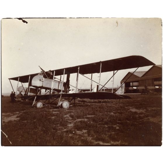 L'appareil du capitaine Watt, pilote à la MF 44, avant le départ pour une reconnaissance. [légende d'origine]
